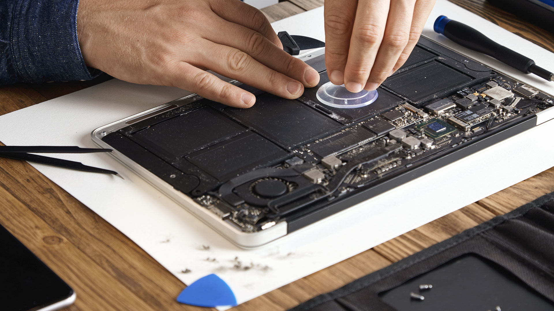 Un technicien dépanne un ordinateur portable