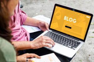 Personne consultant un blog sur son ordinateur portable